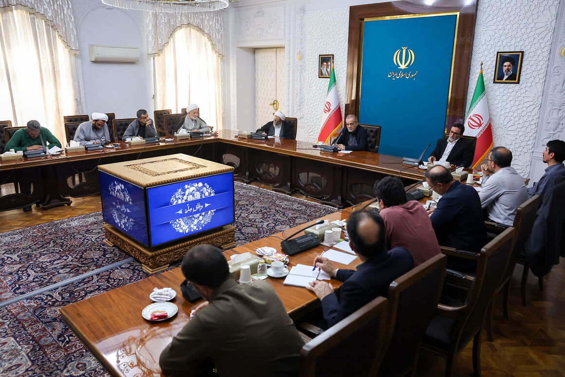 مسعود پزشکیان در نشست با اعضای مجمع نمایندگان ملت بر ضرورت صرفه‌جویی و مدیریت مصرف انرژی تأکید کرد و افزود: درآمد حاصل از این مسیر می‌تواند مستقیماً در بهبود معیشت مردم هزینه شود.